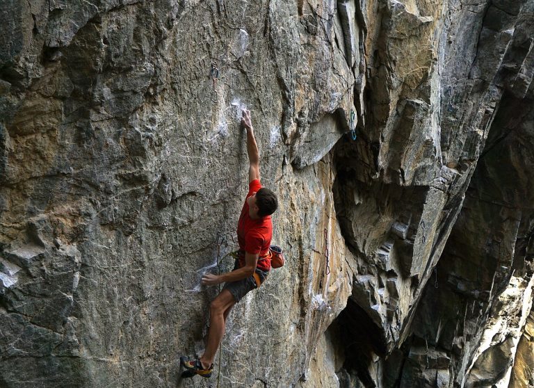 Louis Gundolf beim Felsklettern | Climbers Paradise