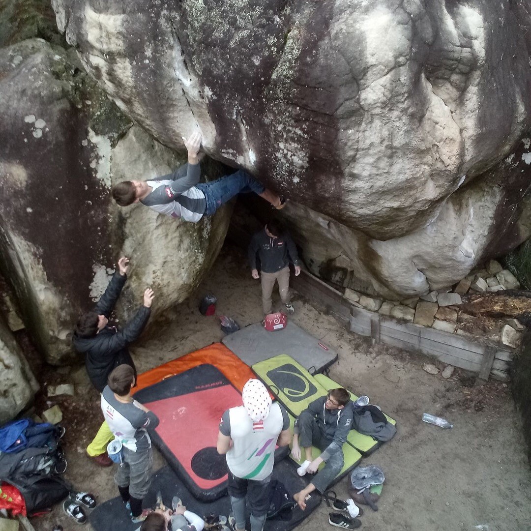 Louis Gundolf beim Bouldern am Fels | Climbers Paradise