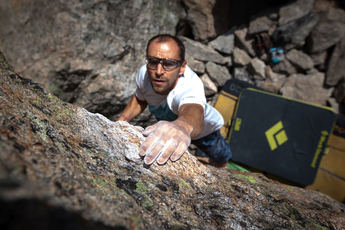 Bernd Zangerl beim Bouldern, Foto: Tobias Attenberger | Climbers Paradise