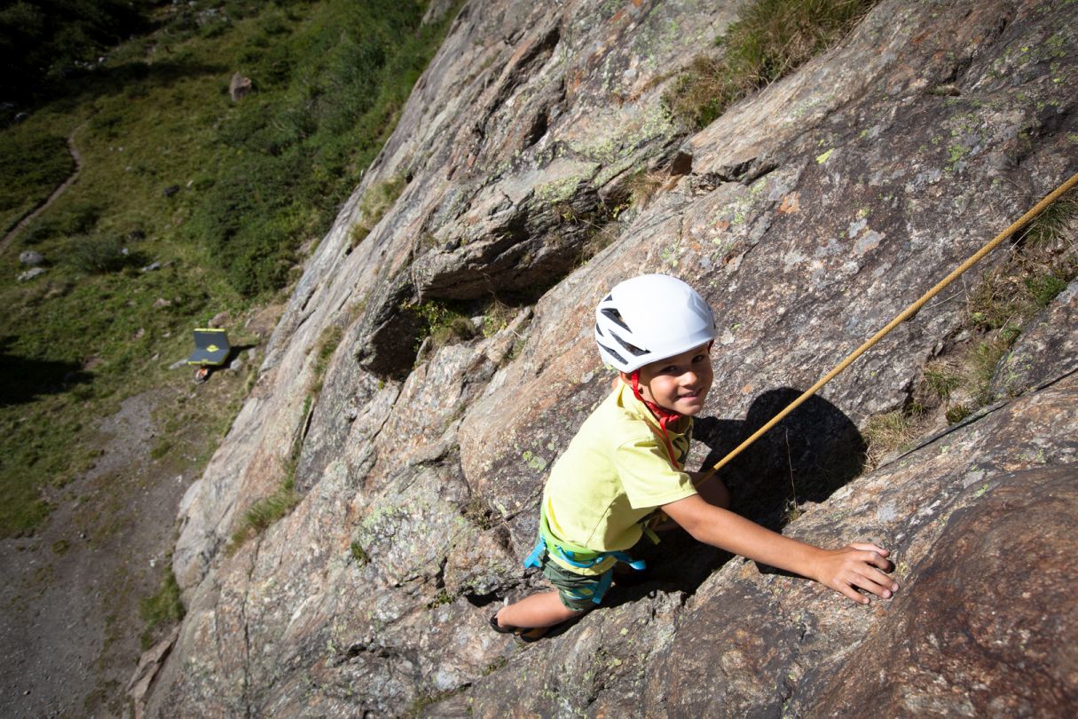 Luca beim Klettern im Kaunertal, Foto: Tobias Attenberger | Climbers Paradise