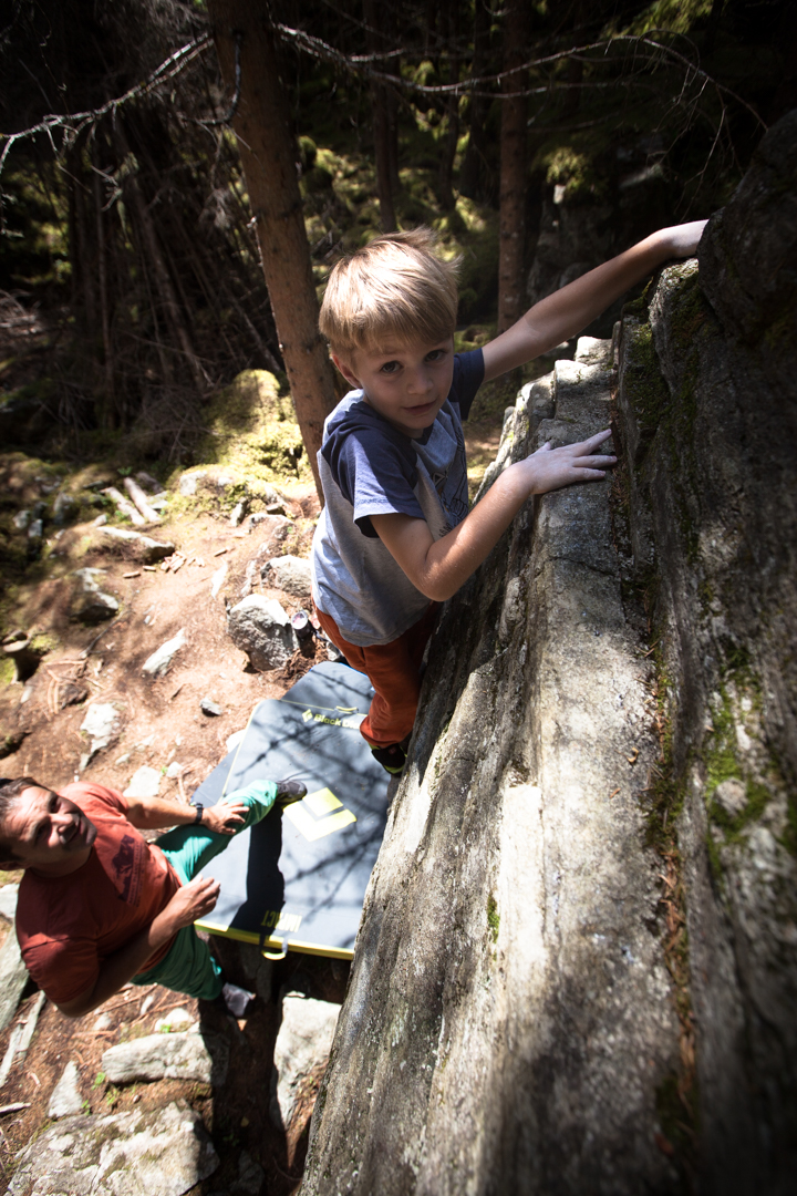 Bouldern mit besten Bedingungen für Kinder in Mandlers Boden im Pitztal, Foto: Tobias Attenberger | Climbers Paradise