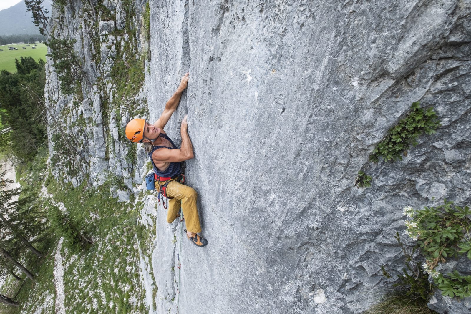 Heinz Zak klettert im Klettergarten Scharnitz Sonnenplatten, Foto: Olympiaregion Seefeld | Climbers Paradise