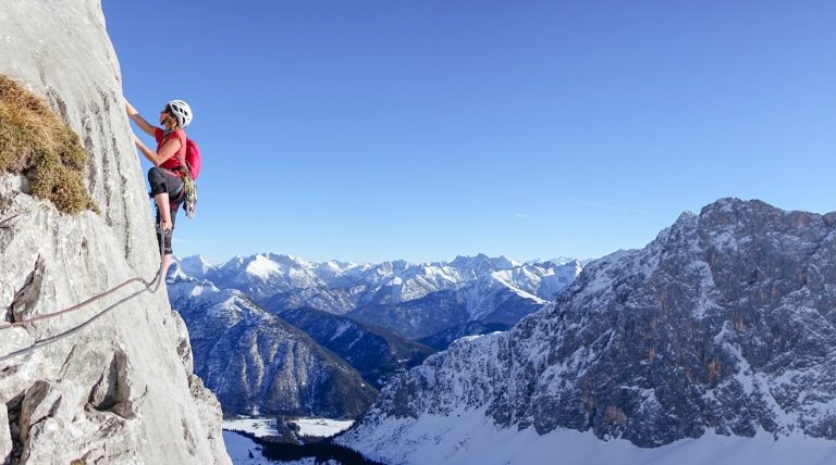 Klettern mit Winter-Panorama, Foto: Simon Schöpf | Climbers Paradise