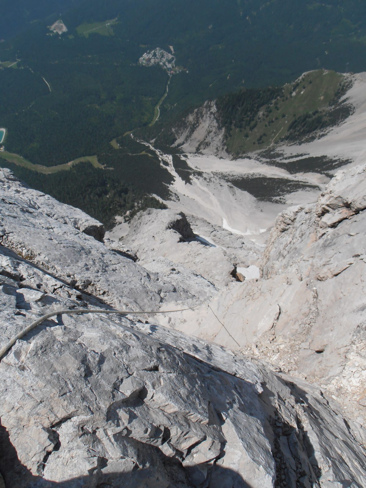 So schauen 1.000 Meter von oben aus: Am Ausstieg der Route 'Zwischen den Toren' (6a+), Tiroler Zugspitz Massiv. Foto: Thomas Schöpf