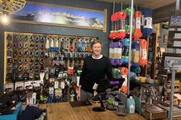 Markus Bendler im Geschäft, Foto:Markus Bendler I Climbers Paradise