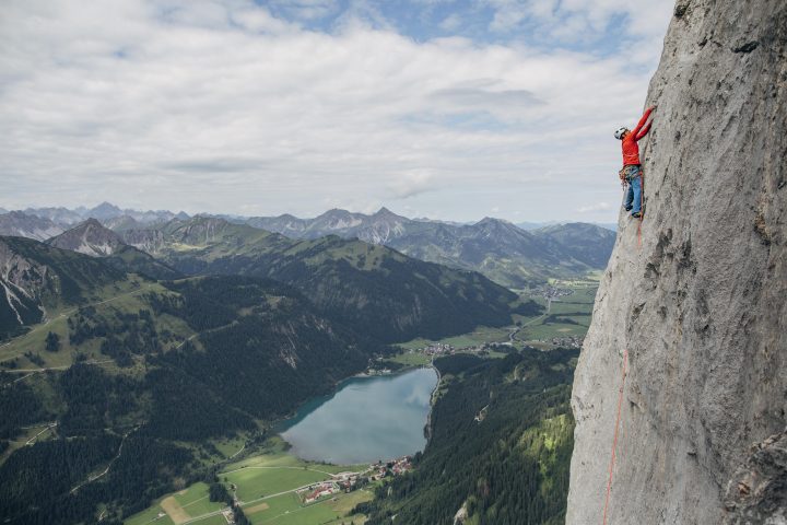 Ben Lepesant in 'Hinkelstein' (6c+) an der Roten Flüh, Foto: Climbers Paradise Tirol / Elias Holzknecht