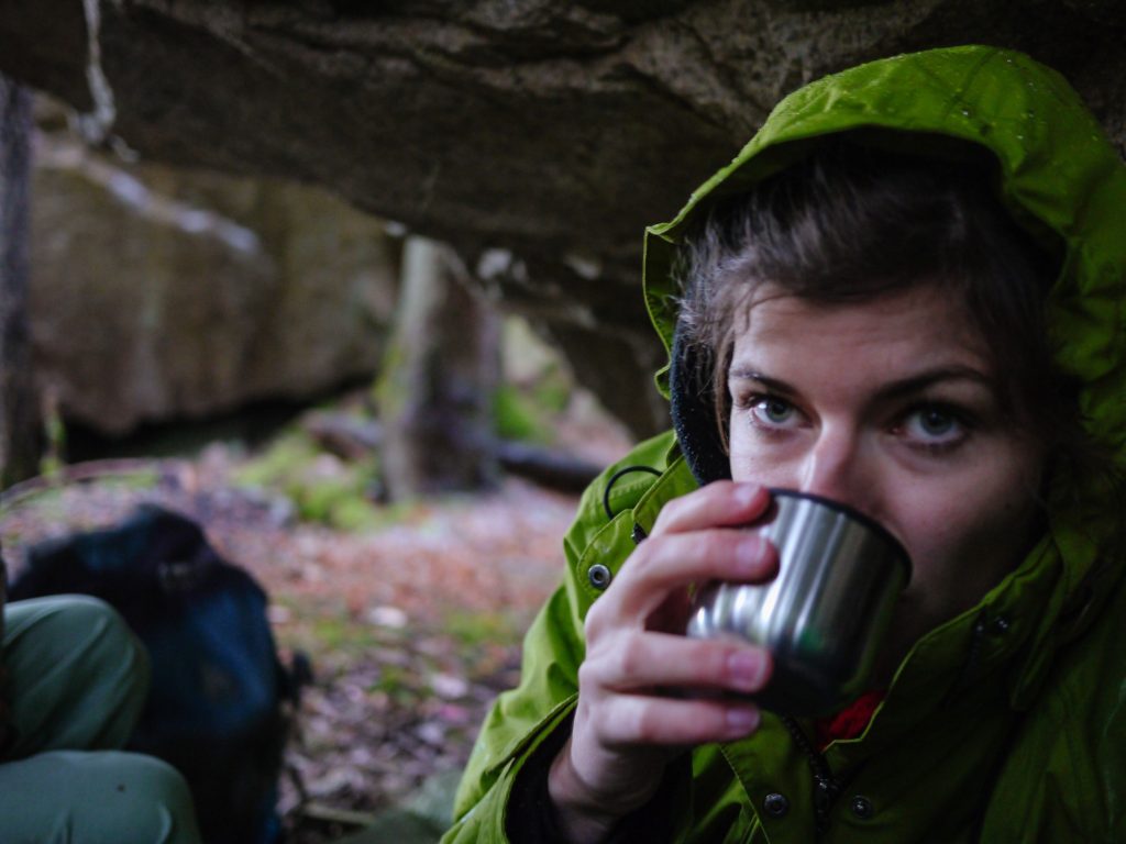 Ein heißer Tee wärmt beim Winterklettern von innen, Foto: Simon Schöpf I Climbers Paradise