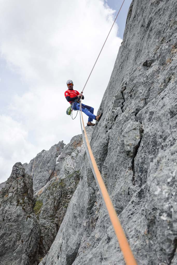 Das Bild zeigt einen Kletterer beim Abseilen nach einer Erstbegehung im Wetterstein Gebirge.