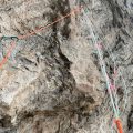 Das bild zeigt ein eingerissenes Seil an einer Felswand im Klettergarten.