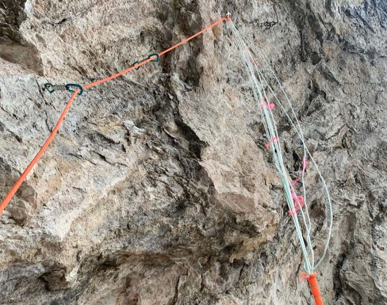 Das bild zeigt ein eingerissenes Seil an einer Felswand im Klettergarten.