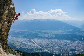 Klettern auf der Nordkette hoch über Innsbruck. Foto: Simon Schöpf