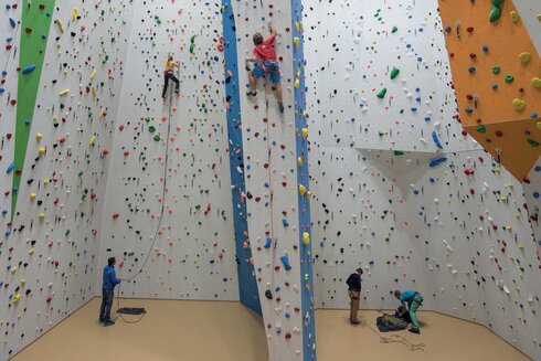 The climbing hall offers several sport climbers space for lead climbing tours at the same time