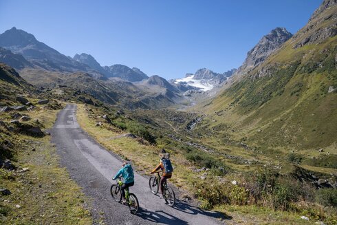 After climbing, the e-bike takes you back to Paznaun.