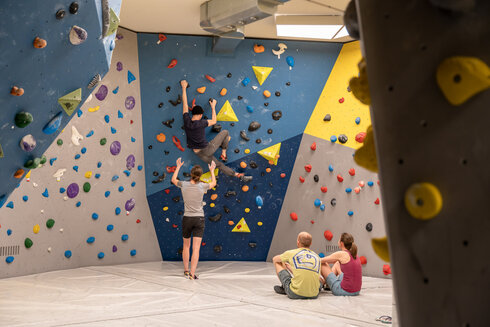 Zwei Personen beim Bouldern