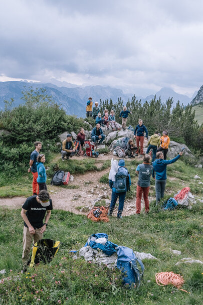 Eine Kindergruppe wartet auf ihren Kletterseinsatz