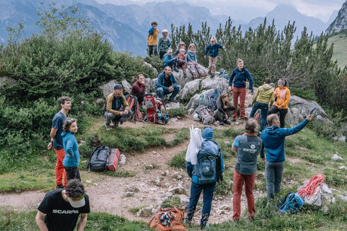Eine Kindergruppe wartet auf ihren Kletterseinsatz