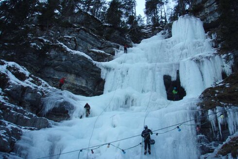 Breiter Eisfall in der Zugspitz Arena Tirol bietet viel Platz zum Eisklettern