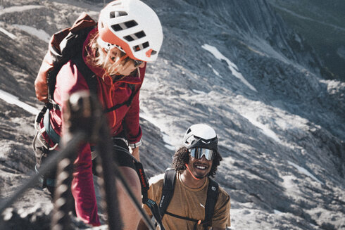 Eine Nahaufname von zwei Klettersteiggehern am Arlberg