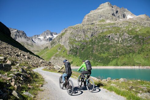 The approach to the climbing rocks at the Darmstädter Hütte leads past a lake by bike