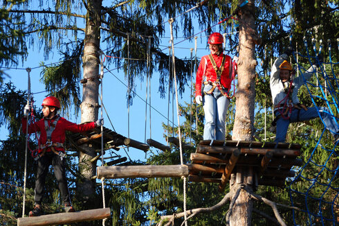 A family overcomes the obstacles in the high ropes course