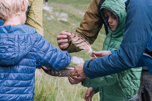Kinder untersuchen Gegenstände aus der Natur. 