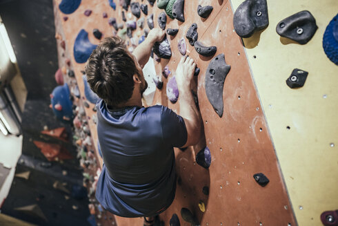 Ein Mann Bouldern in der Boulderhalle in St. Anton.