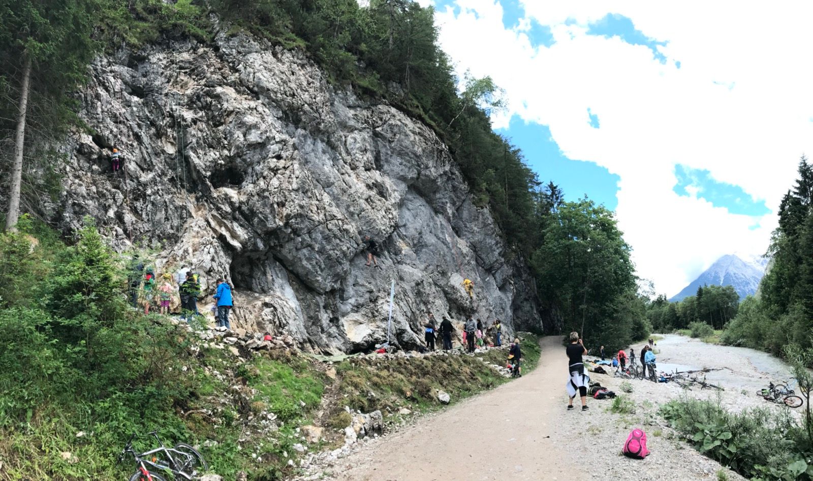 Kletternde und chillende Gruppe im Klettergarten Flämenwandl an der Leutascher Ache