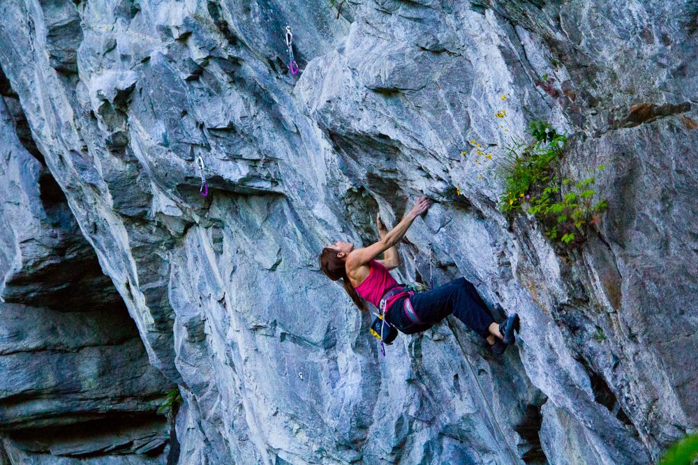 Kletterin blockiert in der Wand
