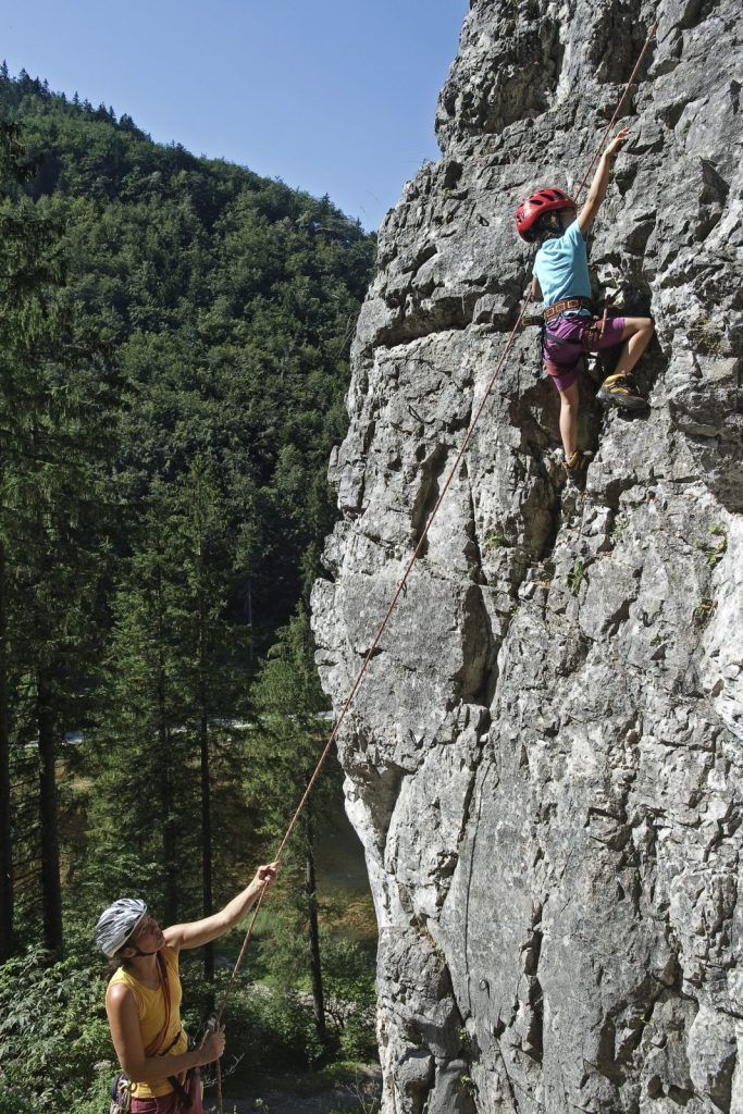 Kind klettert im Klettergarten Wiesensee