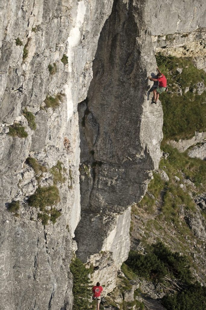Kletterer in der Wand der Steinplatte