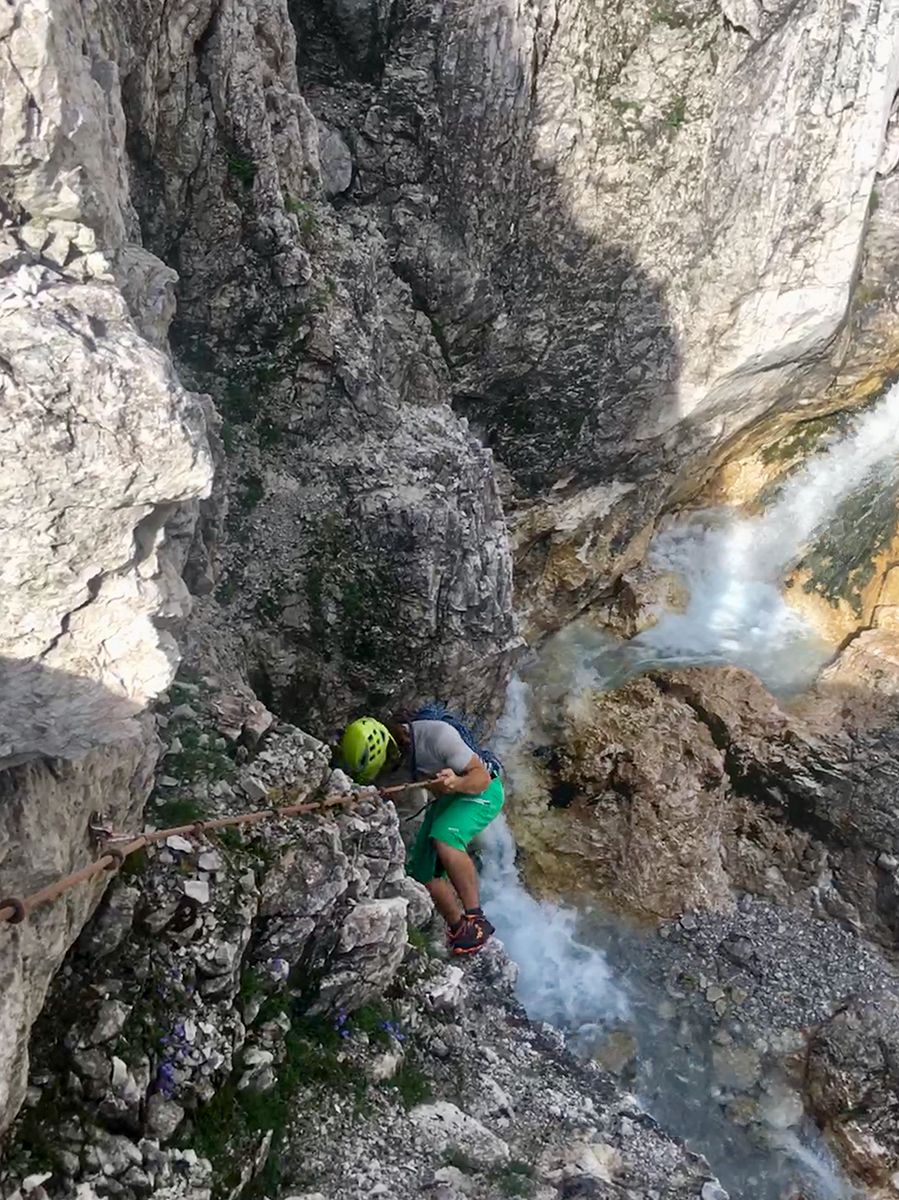 Steiles Gelände mit Wasserfall am Zustieg zum Marillensteig