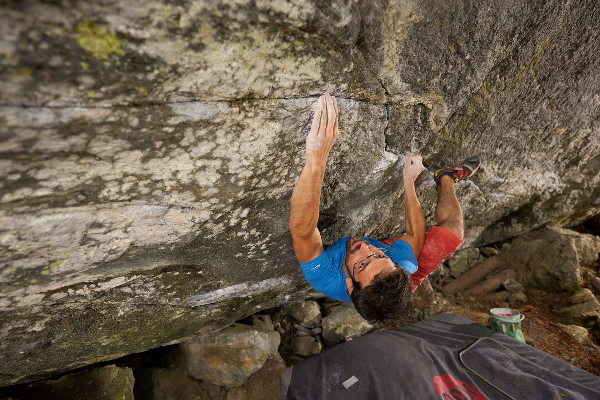 Ein Mann klettert eine Boulderroute