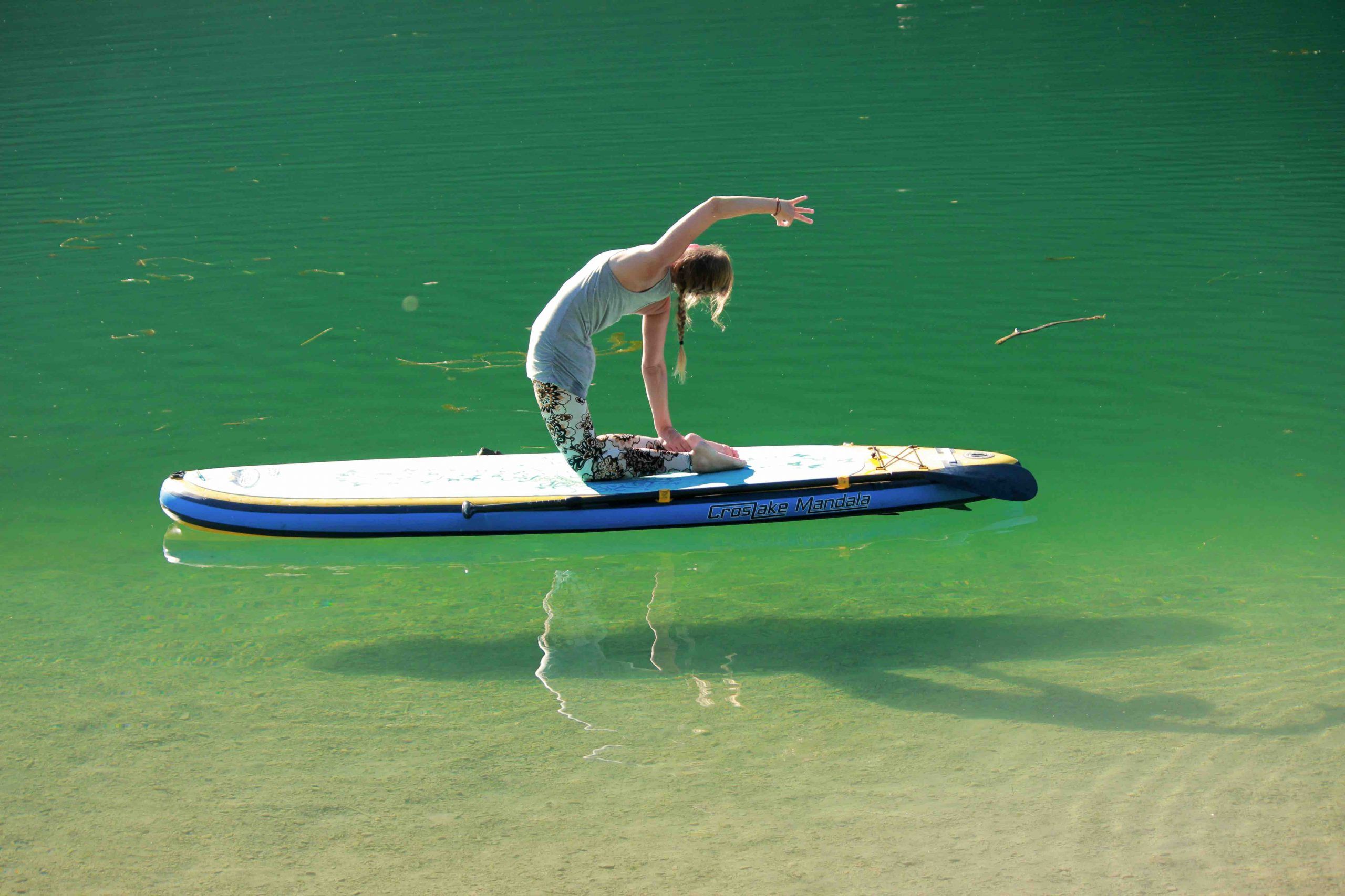 Yoga auf einem Stand-up-Paddle-Board auf dem Pillersee