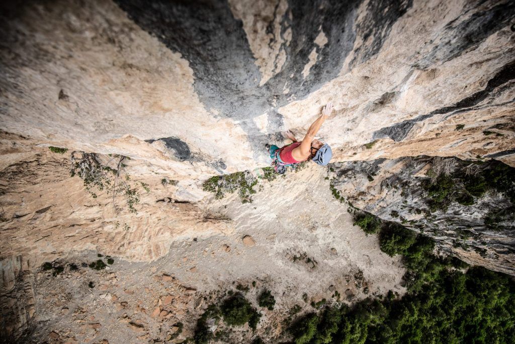 Anna Stöhr klettert eine Mehrseillängenroute