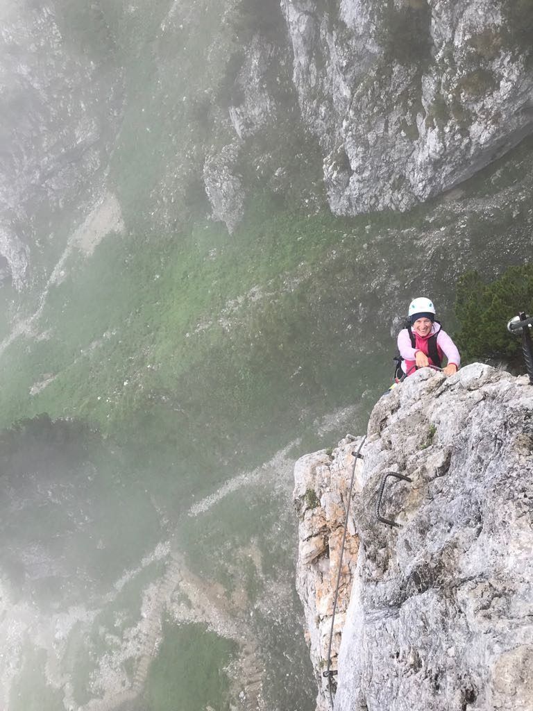 Senkrechte Wandstufe mit Eisenklammern am Klamml-Klettersteig