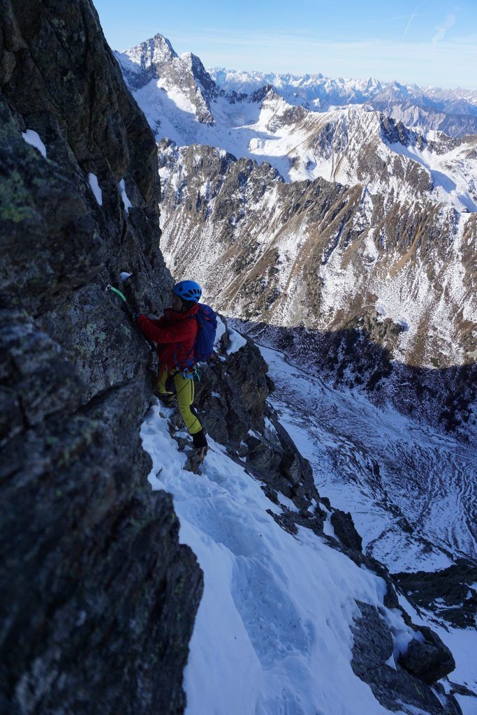 Alpinist im Winter am Zwölferkogel mit Blick auf die Berge