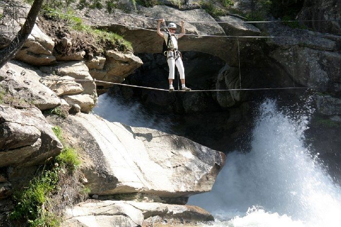 Person auf der Seilbrücke über dem Stuibenfall in Umhausen
