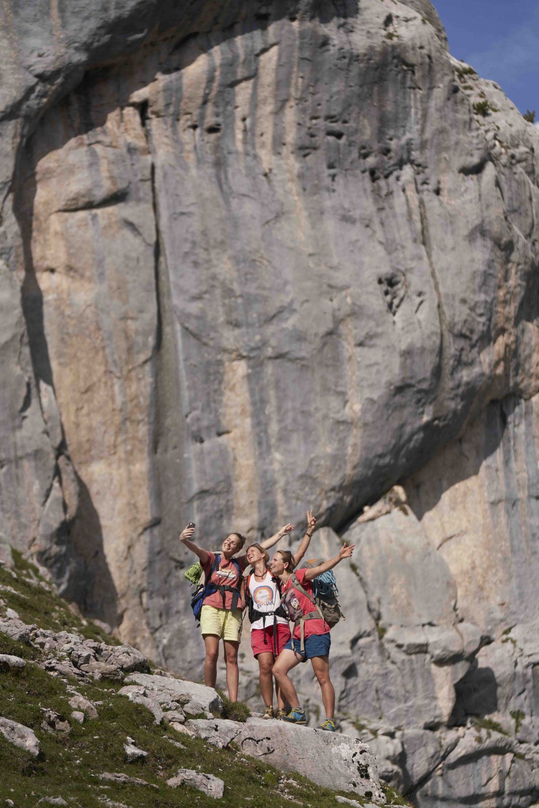 Kletterin in einer kompakten grauen Wand aus Wettersteinkalk