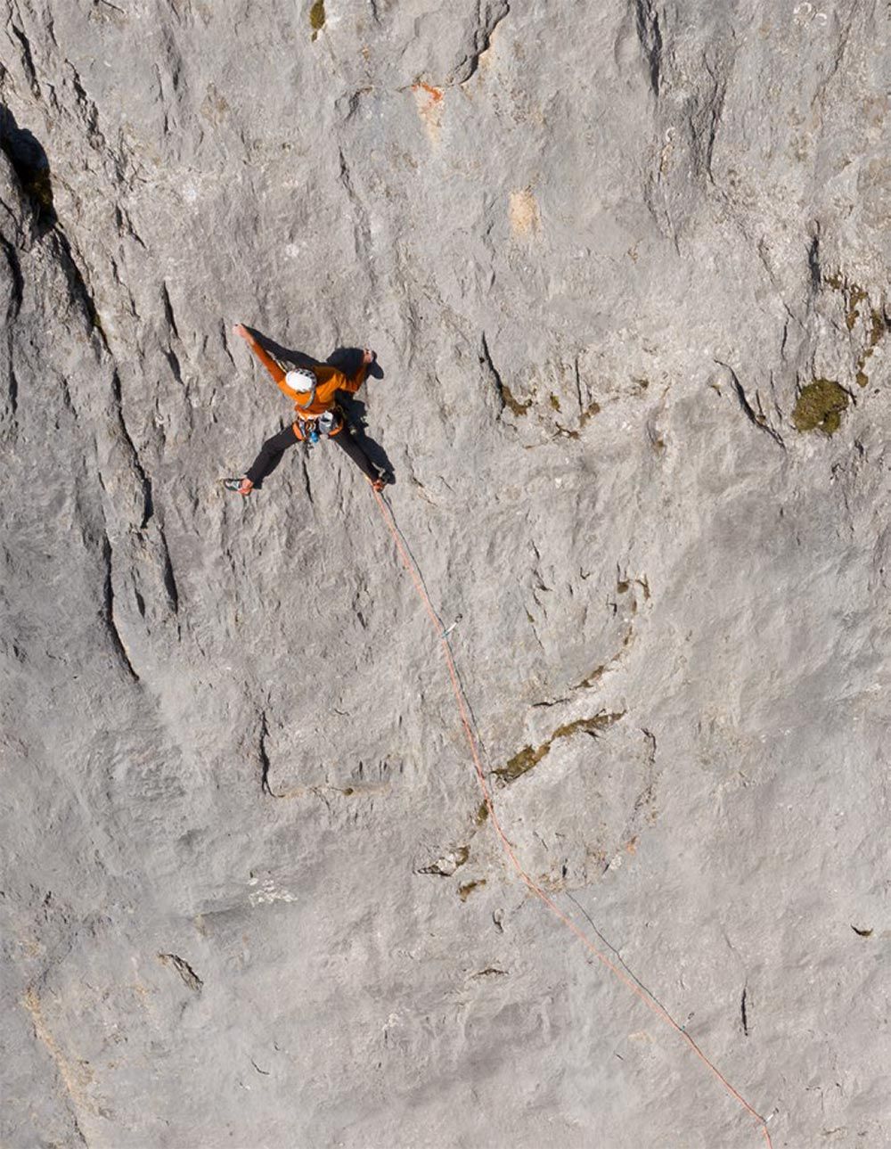 Kletterer auf einer glatten Plattenwand in der Route Sportherz an der Vorderen Karlspitze
