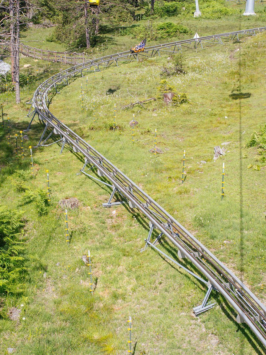Schienen der Sommerrodelbahn in einer Almwiese in Hoch-Imst