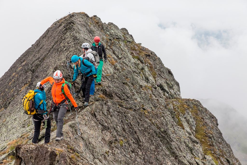 Klettersteiggeher am Grat zur Flimspitze