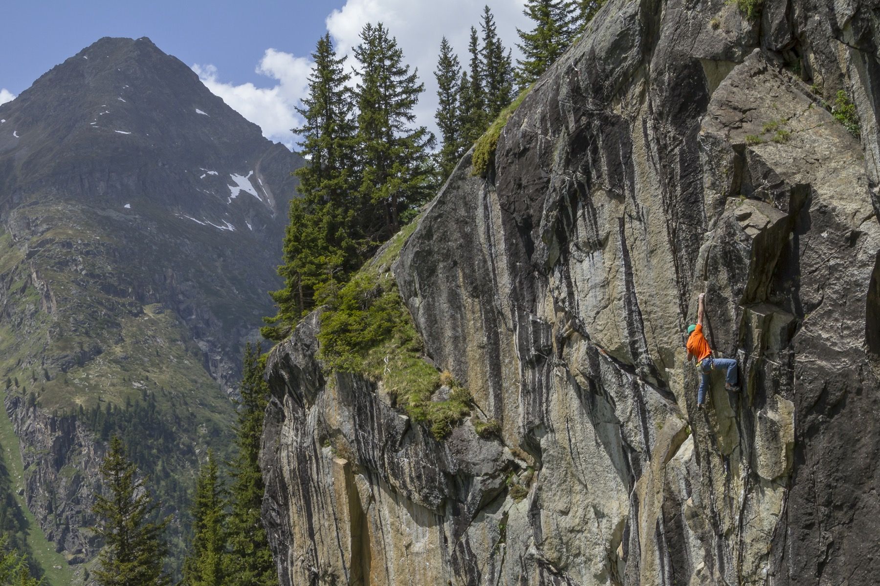 Kletterer im Gneis des Klettergebiets Hexenkessel in Plangeroß im Pitztal