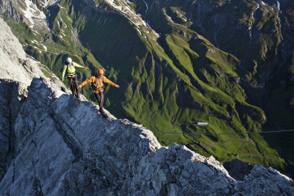 Klettersteiggeher am Grat des Arlberger Klettersteigs