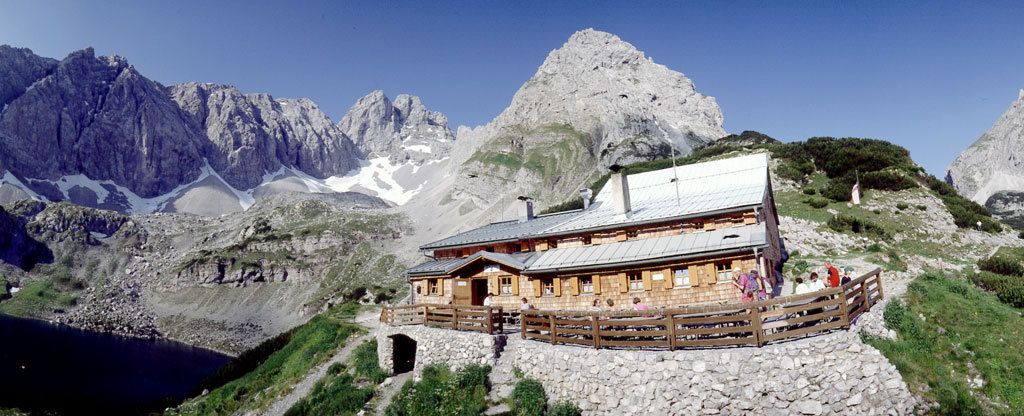 The Coburger Mountain hut against a mountain backdrop