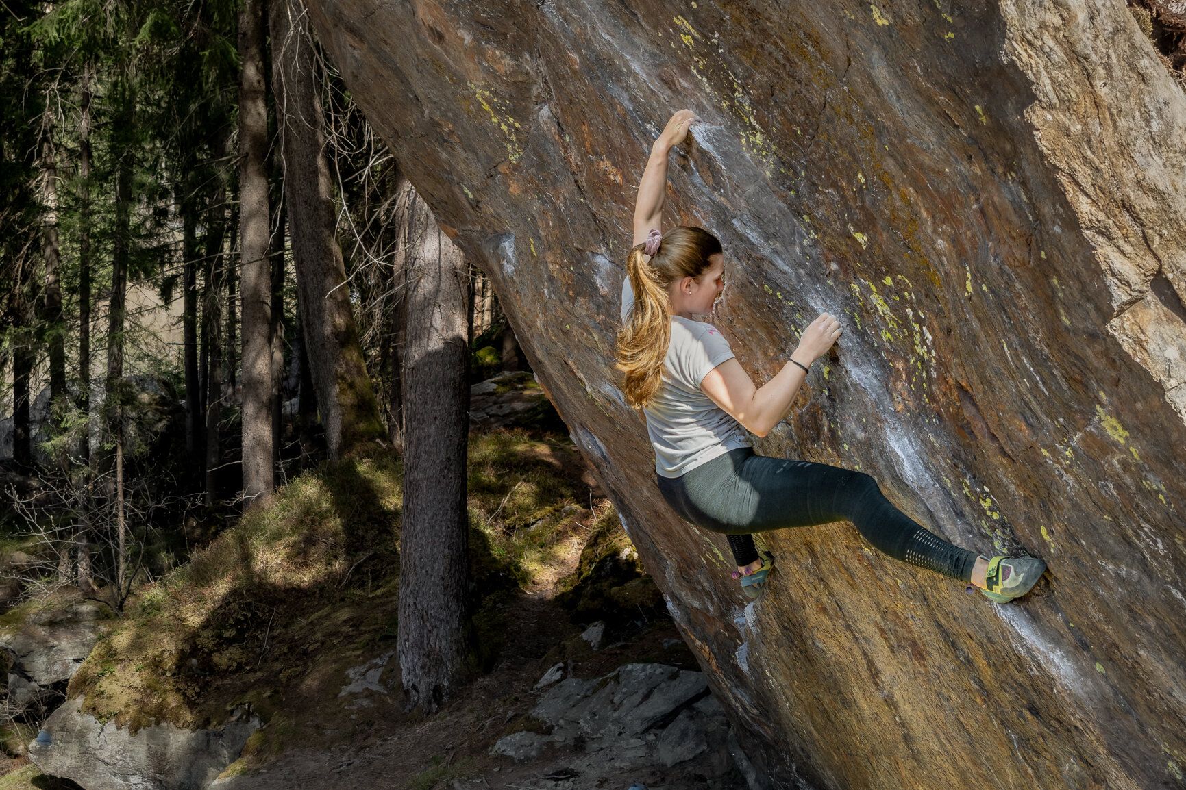Kletterin beim Bouldern in der Höll