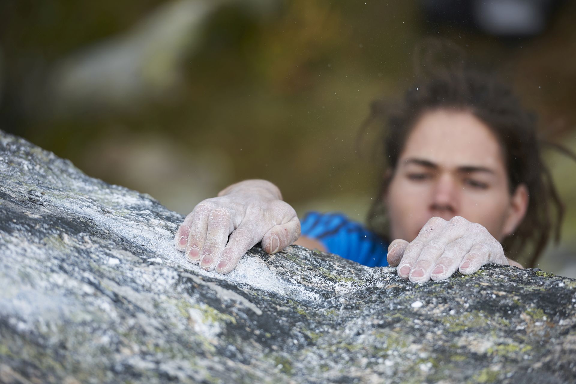 Eine Frau klettert auf einem Felsen.