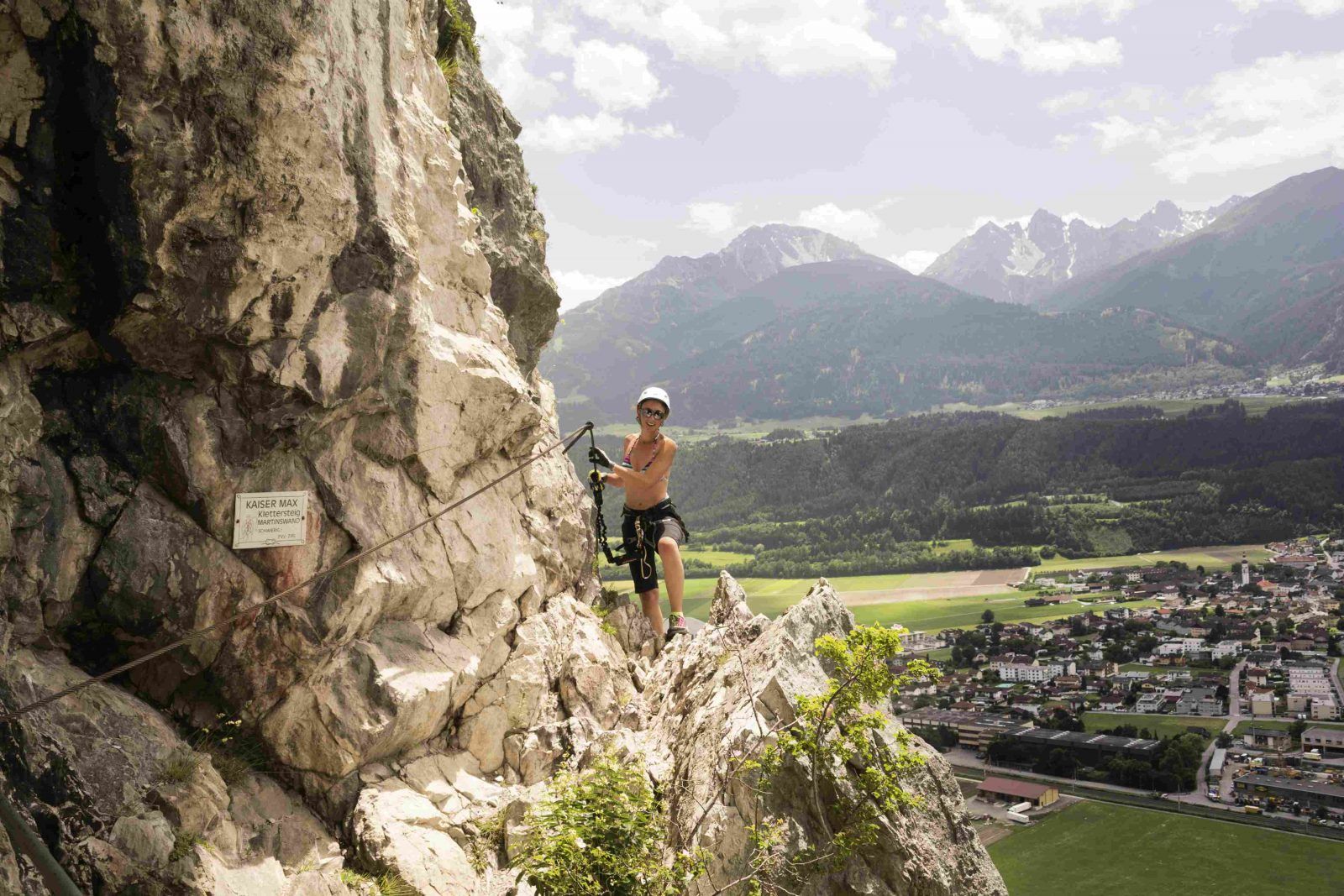 Kletterer am Kaiser-Max-Klettersteig hoch über dem Inntal