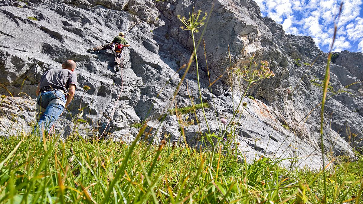 Kletterer an der grauen Kalkwand am Hahntennjoch