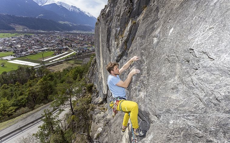 Kletterer an der Brunntalwegwand bei Zirl mit Blick ins Inntal