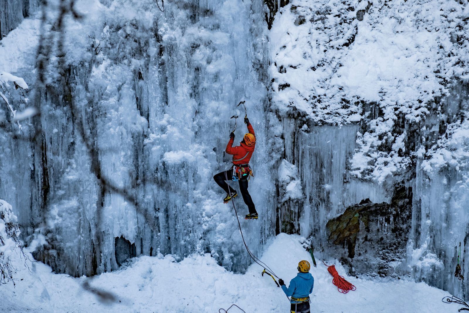 Eiskletternde in der Taschachschlucht im Pitztal